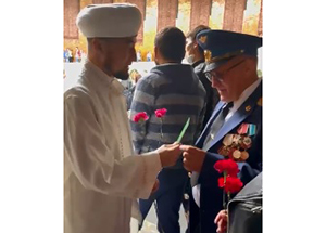 Председатель ДУМ Волгоградской области Муслим Суюнов поздравил ветеранов прямо на Мамаевом Кургане 