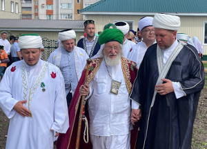 Полномочный представитель муфтия М. Беюсов разделил радость мусульман г. Канаша