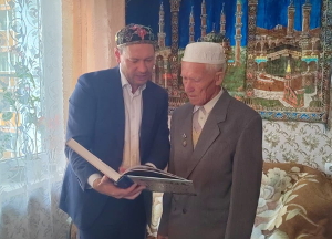 Дамир Мухетдинов поздравил 88-летнего имама-аксакала Нижнего Новгорода