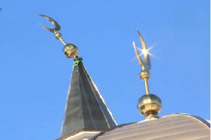 Накренившийся полумесяц мечети Фото: http://piter.tv