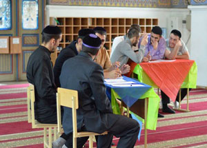 В Суннитской мечети Владикавказа прошел очередной этап интеллектуальной игры для мусульманской молодежи. Фото http://islamosetia.ru