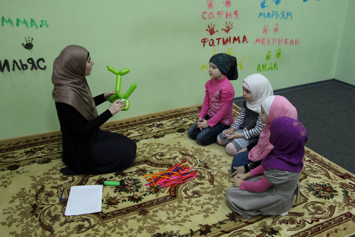 Мусульманский садик. Мусульманские дети. Мусульманские игры. Мусульманские дети в школе.